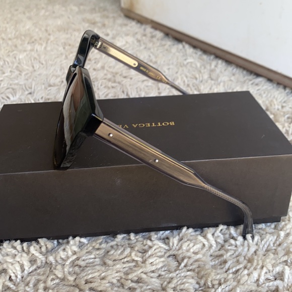 Bottega Venetta Black Round sunglasses - Picture 4 of 8